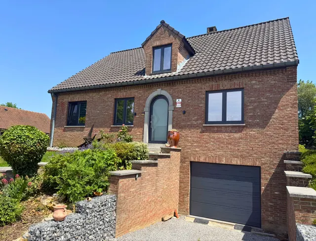 Châssis et porte de garage sectionnelle posés par MARGO en Hainaut