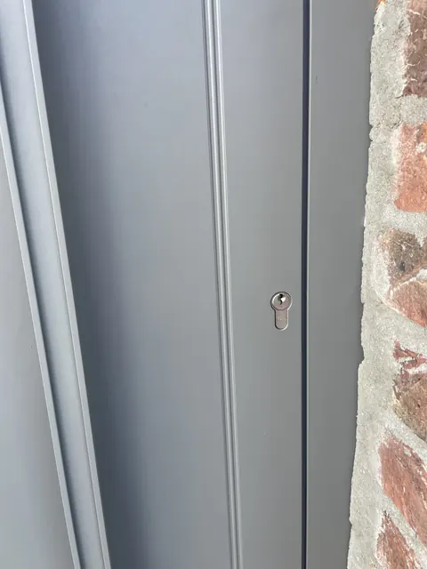 Détail de finition d'une porte d'entrée aluminium