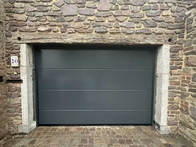 Porte de garage sectionnelle posée par MARGO en Hainaut