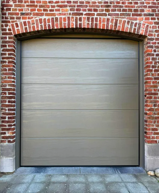 Porte de garage sectionnelle posée par MARGO en Hainaut