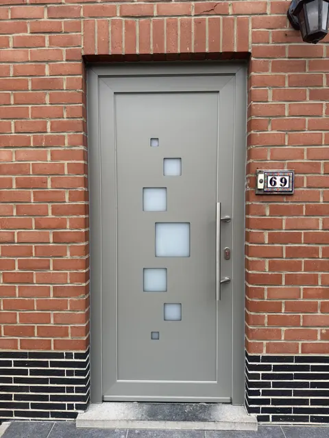 Porte d'entrée sur mesure posée par MARGO en Hainaut