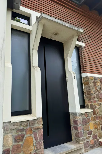 Porte d'entrée sur mesure posée par MARGO en Hainaut