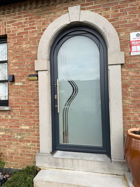 Porte d'entrée sur mesure posée par MARGO en Hainaut