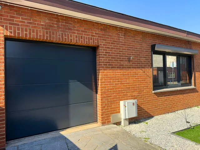 Porte de garage sectionnelle posée par MARGO en Hainaut